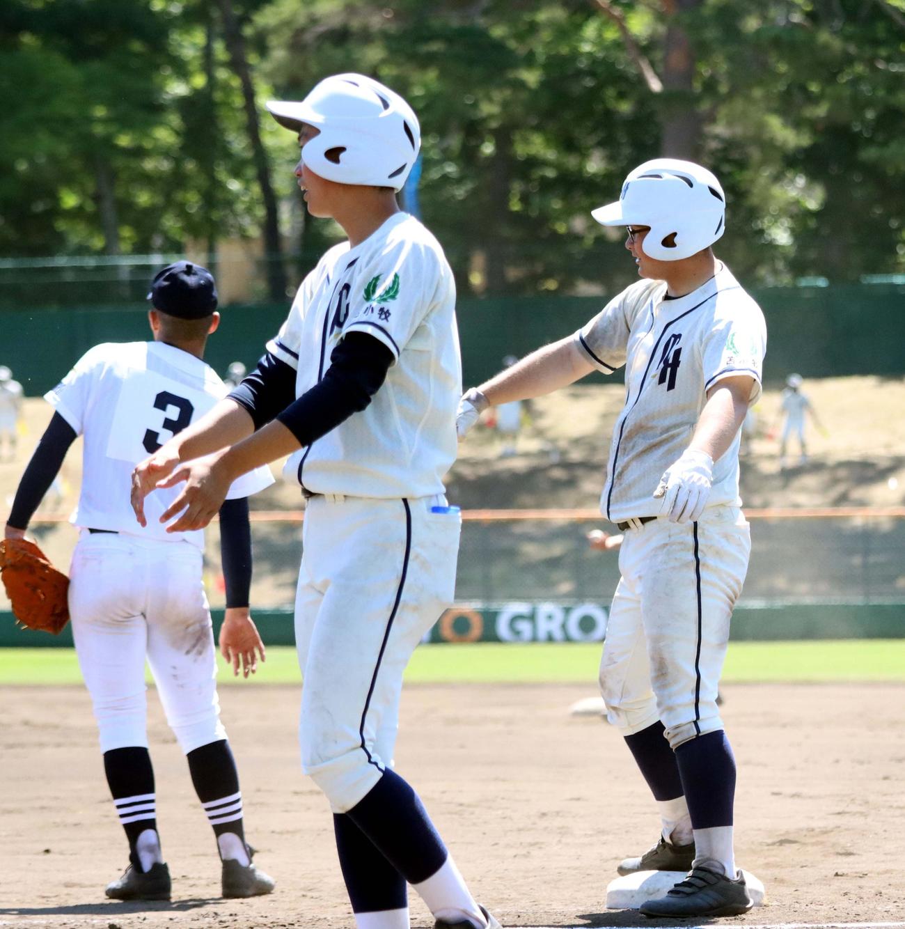 北海対苫小牧中央　7回裏苫小牧中央2死三塁、時田が左前適時打を放ち塁上で喜ぶ（撮影・永野高輔）