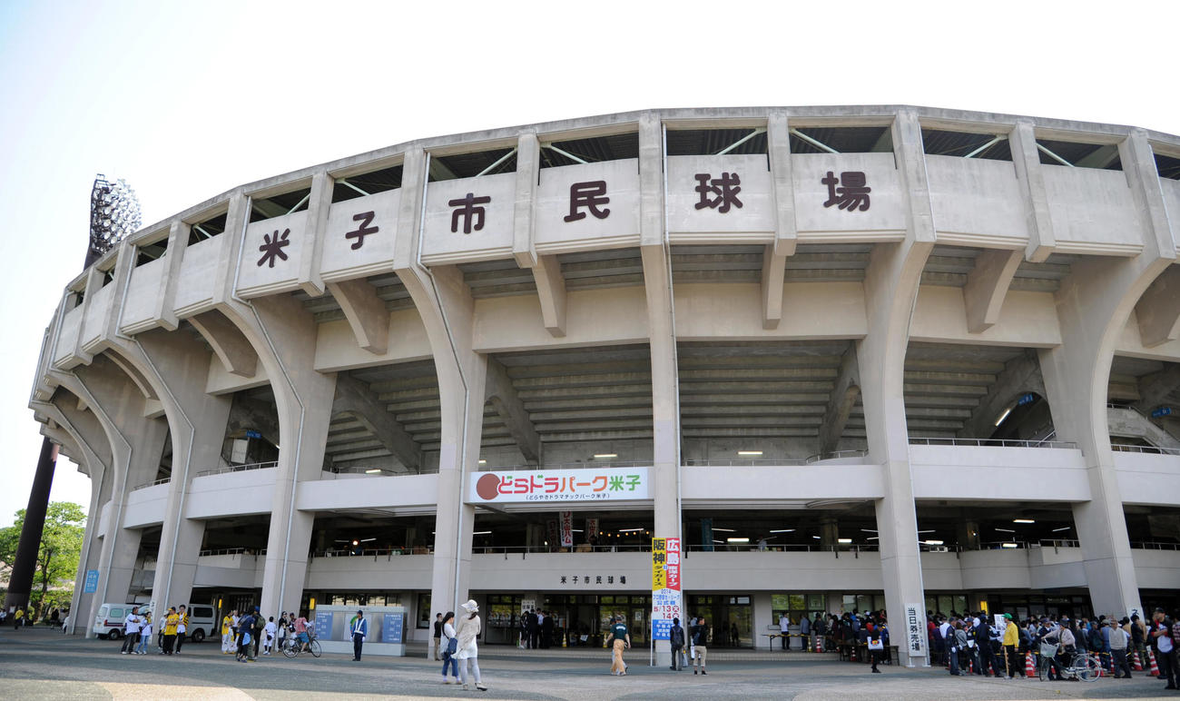 鳥取大会の会場となっているどらドラパーク米子市民球場（2014年5月13日）