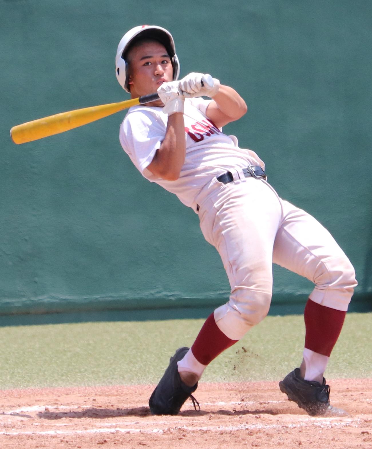 大島対大森学園　9回表大島無死一塁、内角球にのけぞる平野（撮影・古川真弥）