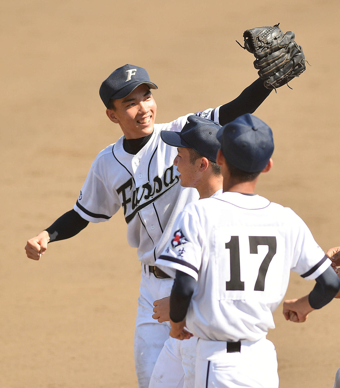 福生対武藏　完投勝利し応援席にグラブを掲げる福生・伊藤（奥）（撮影・滝沢徹郎）