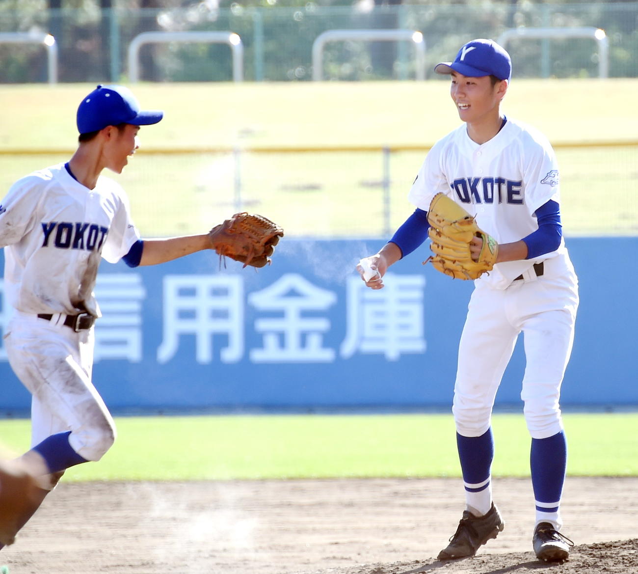横手・佐藤（右）は、今夏3度目の完封を果たし笑顔を見せる