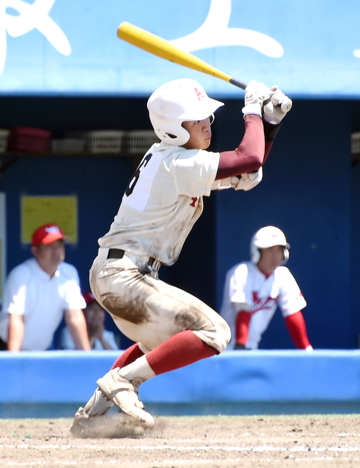 9回、中前へサヨナラ打を放つ秋田商・児玉一