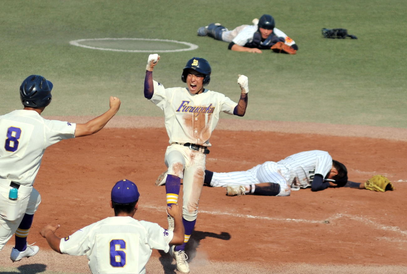 9回、東北・岩佐（右）の暴投で古川学園の三塁走者・吉田（中央）がガッツポーズでサヨナラのホームイン（撮影・佐々木雄高）