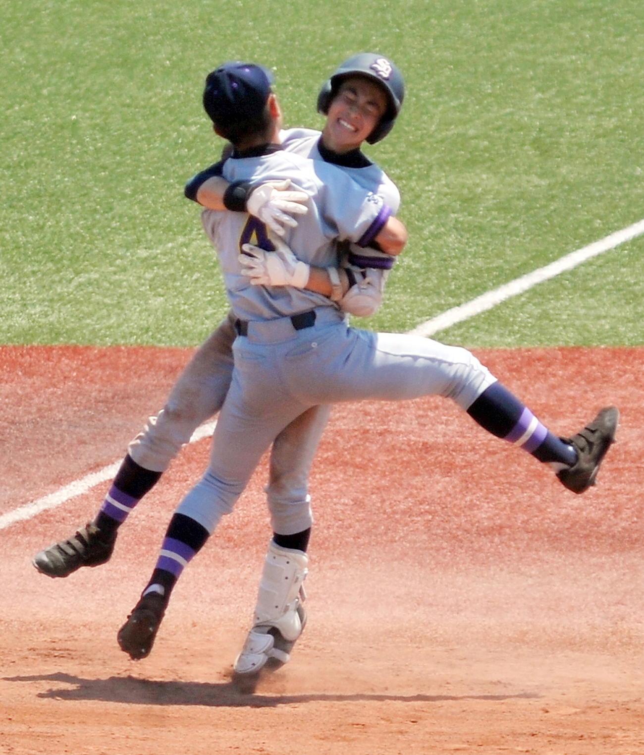 延長12回、聖和学園・大角（右）はサヨナラ打を放ち渡辺と抱き合って大喜び
