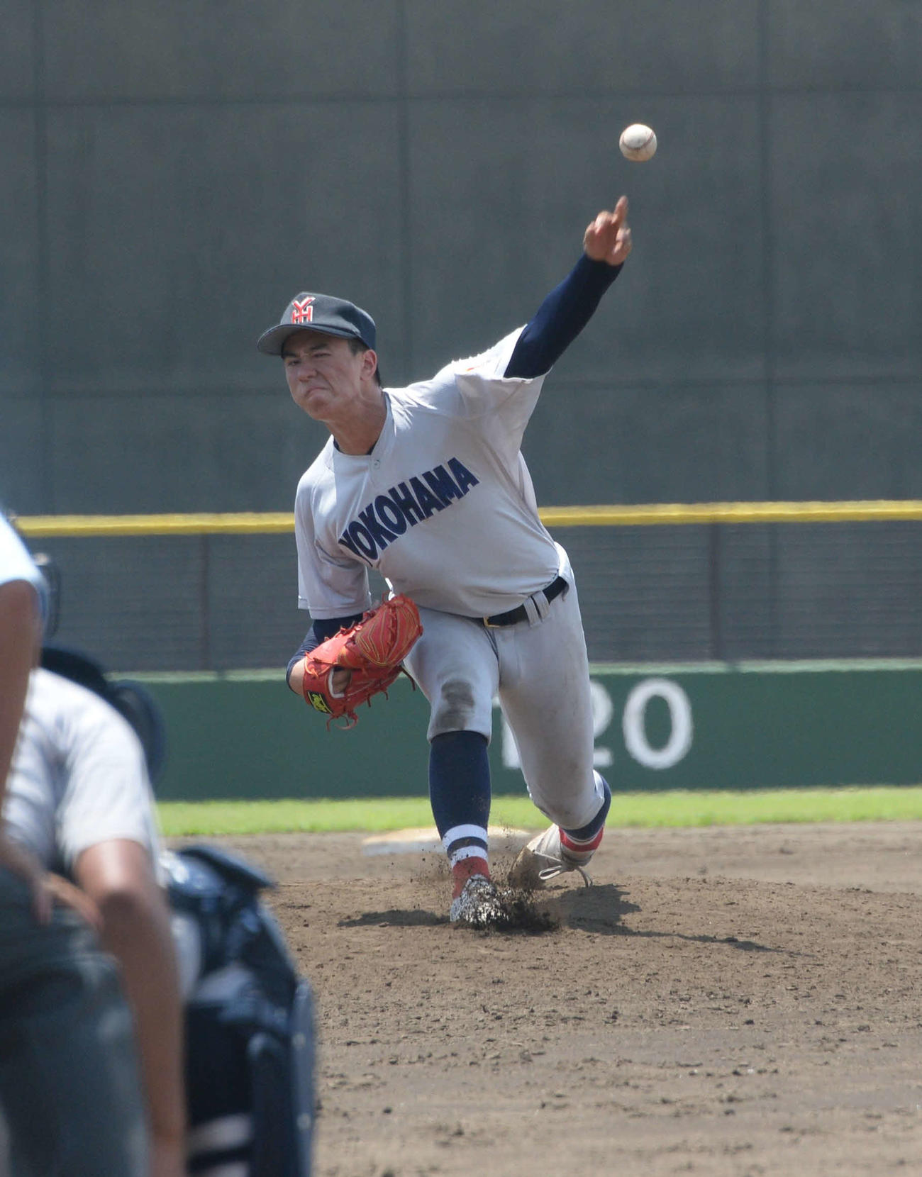 横浜対鎌倉学園　横浜2番手で力投する杉山（撮影・鈴木正章）