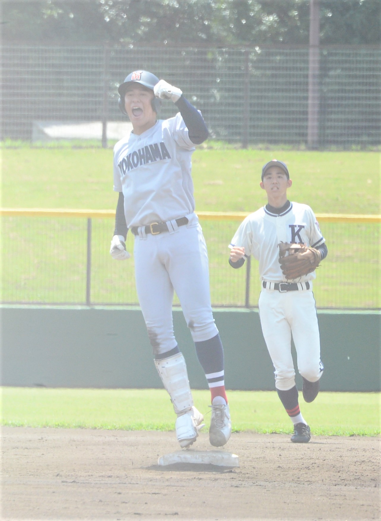 横浜対鎌倉学園　7回裏横浜2死二、三塁、2点適時二塁打を放った杉山は塁上でガッツポーズ（撮影・鈴木正章）