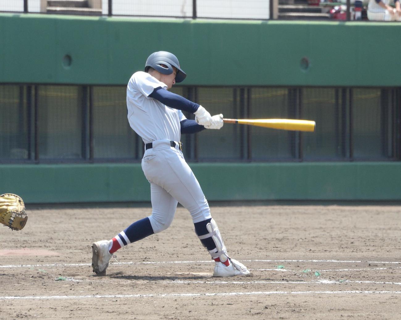 横浜対鎌倉学園　7回裏横浜2死二、三塁、2点適時二塁打を放つ杉山（撮影・鈴木正章）