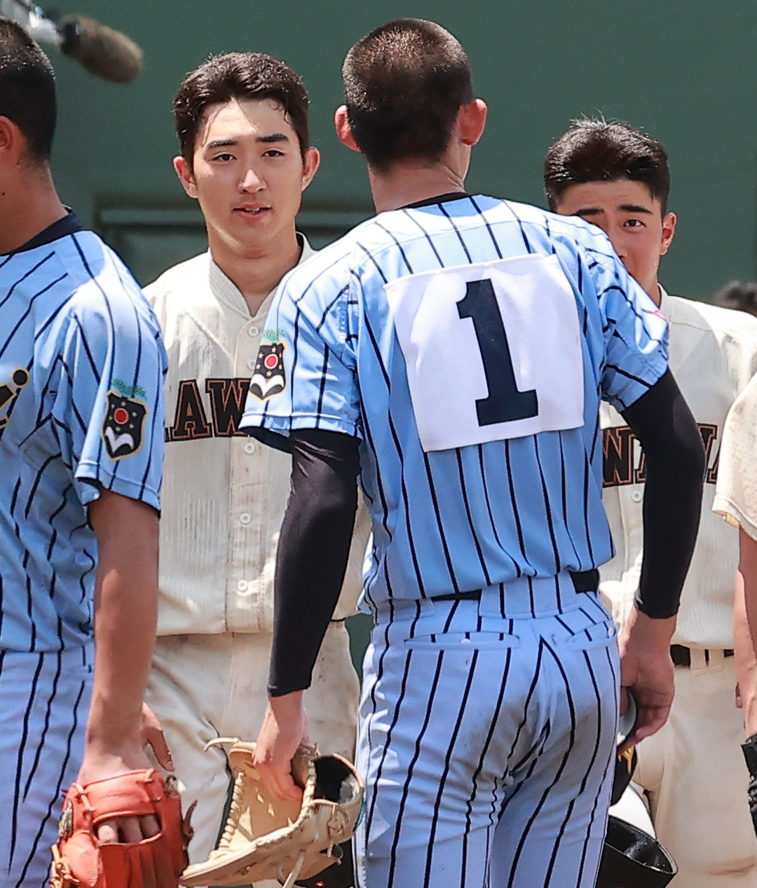 東海大相模対川和　試合終了のあいさつで、東海大相模・石田（手前）を見つめる川和・吉田（撮影・野上伸悟）