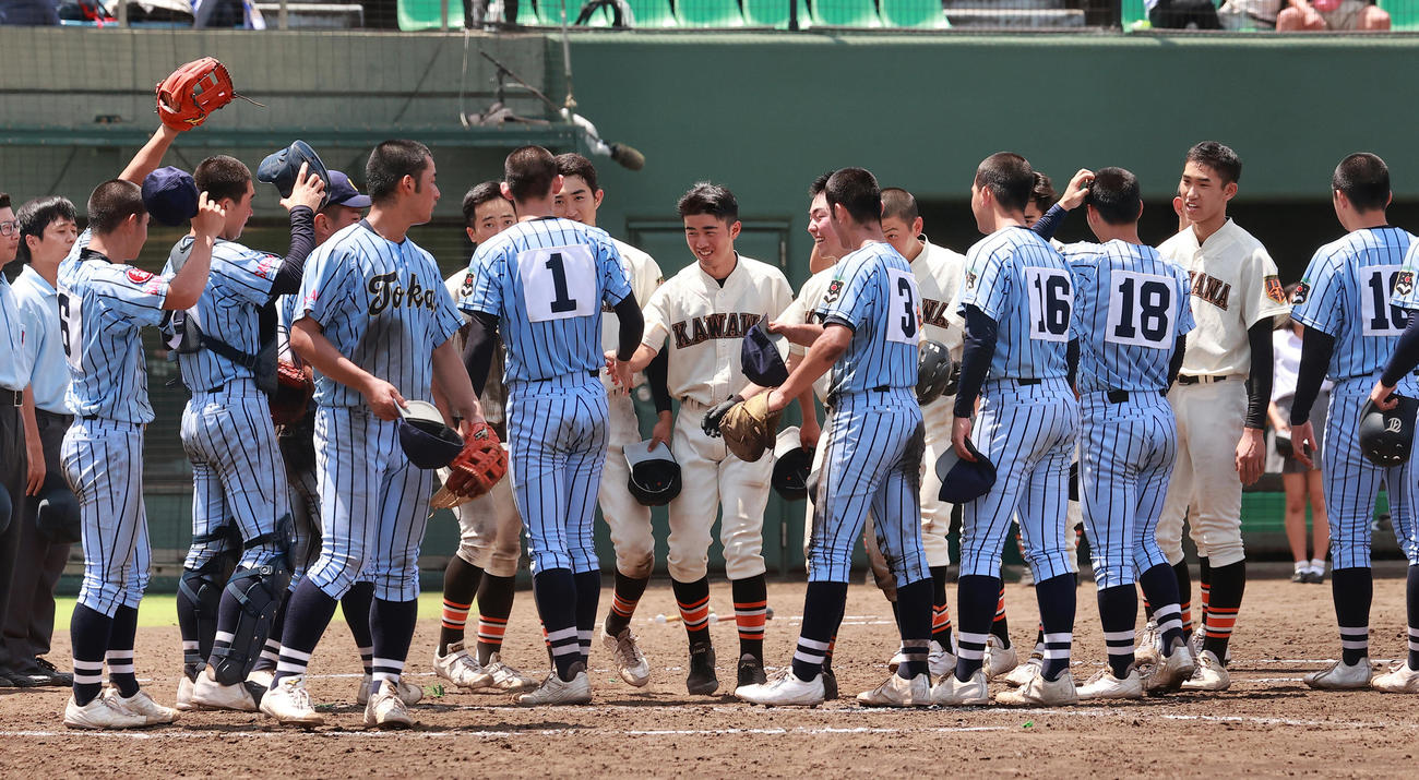 東海大相模対川和　1－7で敗れた川和の選手たちは、整列後に東海大相模・石田（手前中央）と握手を交わす。奥左から2人目は先発した吉田（撮影・野上伸悟）