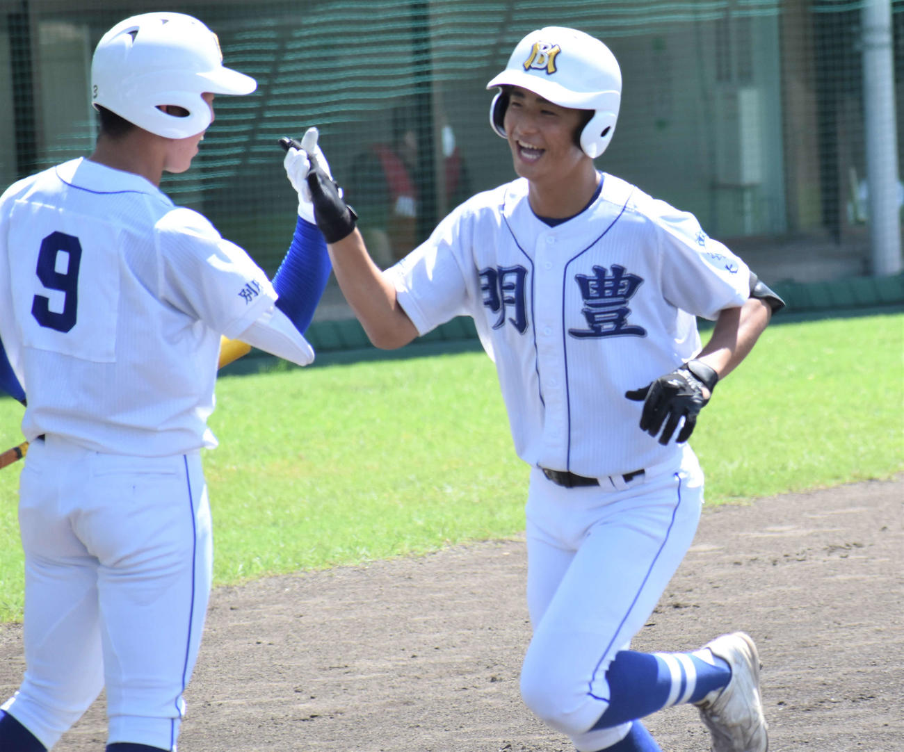 明豊対柳ケ浦　左越え満塁本塁打を放った明豊・宮崎は笑顔でチームメートとハイタッチ（撮影・只松憲）