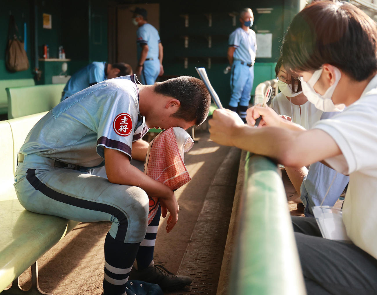 横浜清陵対横浜商　4－5で敗れ、ベンチで涙する横浜商・土屋主将（撮影・野上伸悟）