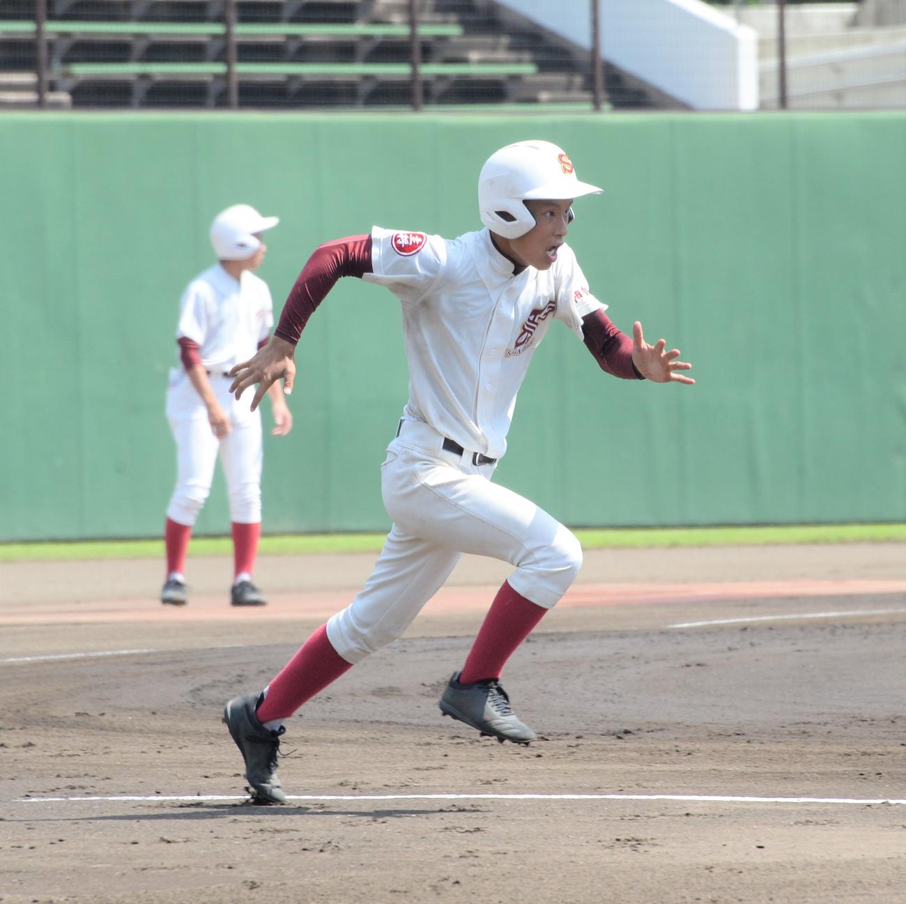 相模原中教校対桐光学園　1回表相模原中教校無死、左前打を放ち、一塁へ走る藤田（撮影・鈴木正章）