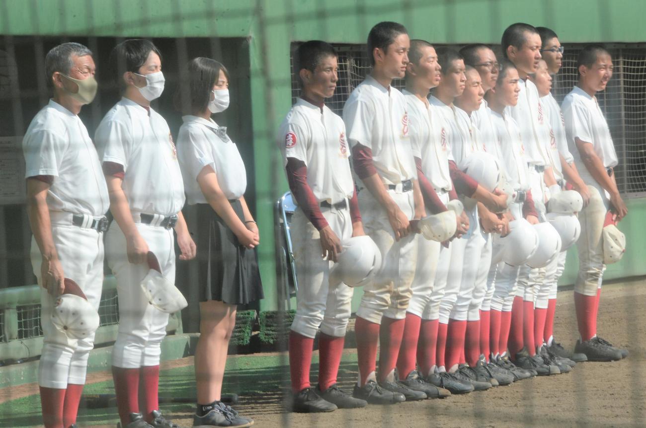 相模原中教校対桐光学園　試合に敗れ桐光学園の校歌を聴く相模原中教校・藤田（左から4人目）（撮影・鈴木正章）
