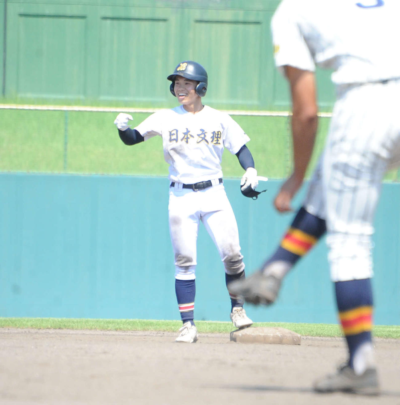 勝ち越し二塁打を放った日本文理・米山は塁上でガッツポーズ