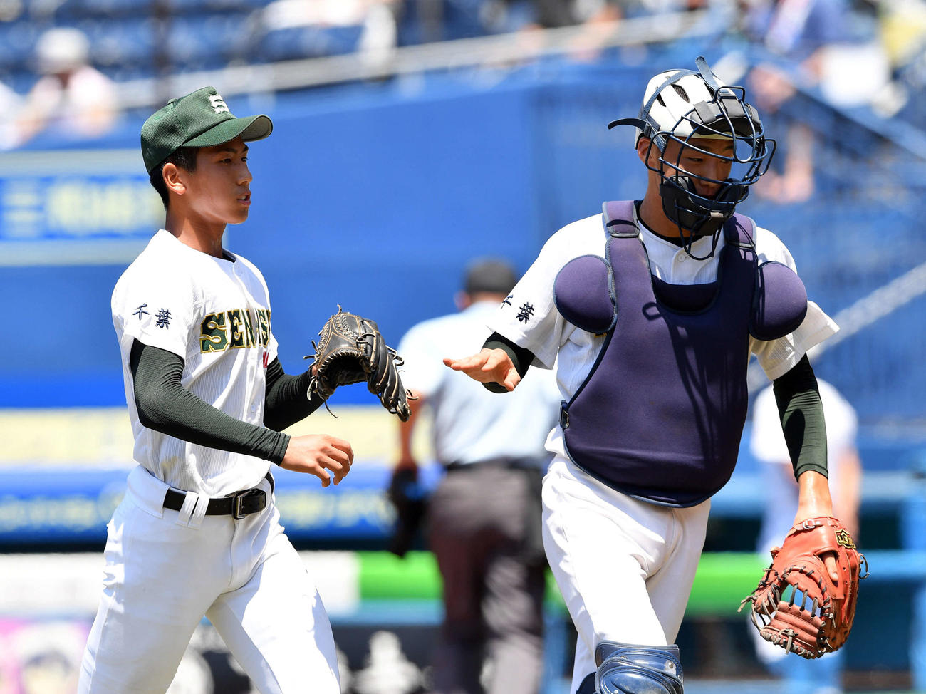 八千代松陰対専大松戸　5回を投げ終えた専大松戸・深沢（左）は加藤とタッチを交わす（撮影・滝沢徹郎）