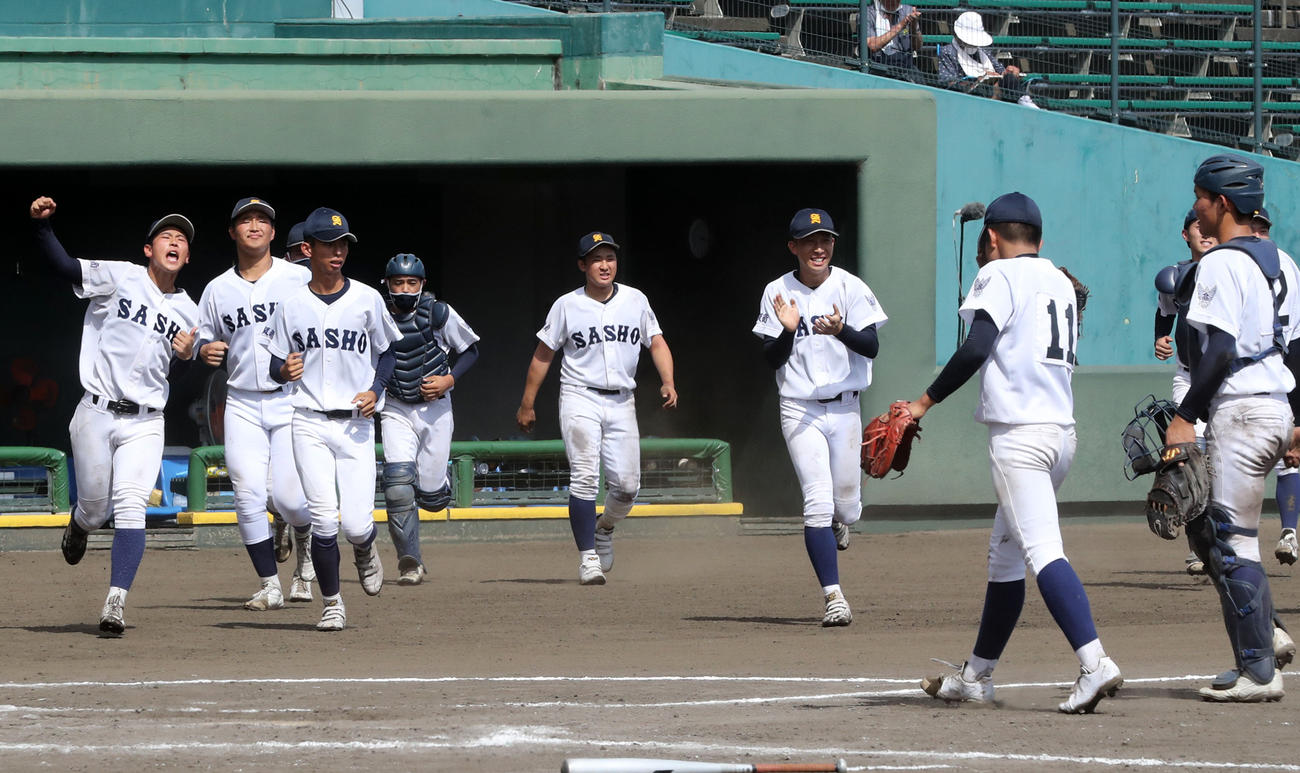 勝利し喜ぶ佐賀商業ナイン（撮影・屋方直哉）