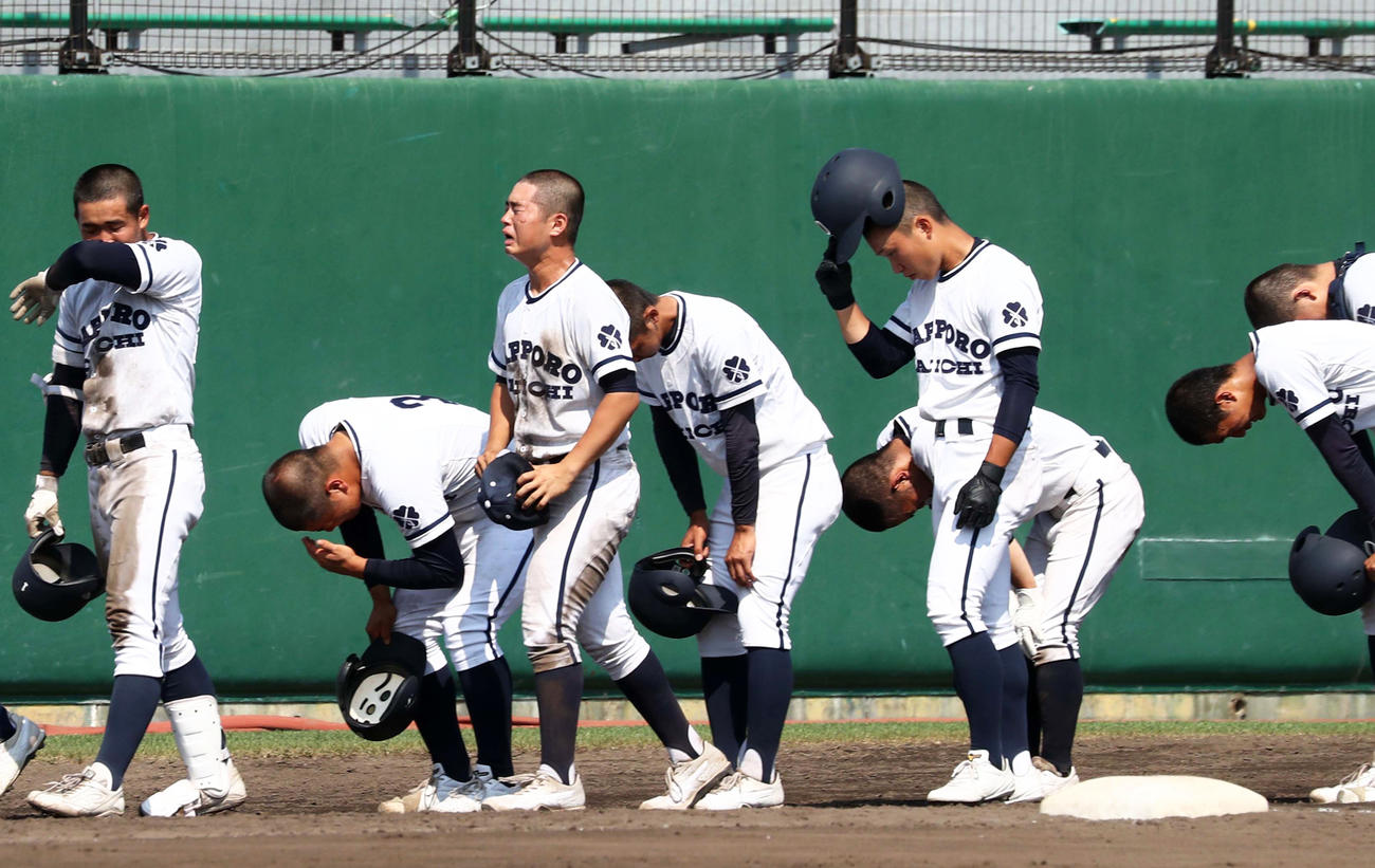 敗退し肩を落とす札幌第一ナイン（撮影・黒川智章）