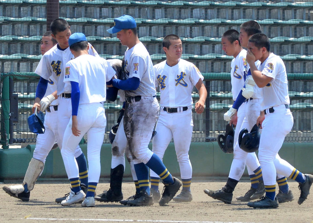 聖光学院対光南　試合に敗れ、涙を流す聖光学院ナイン（撮影・佐藤究）