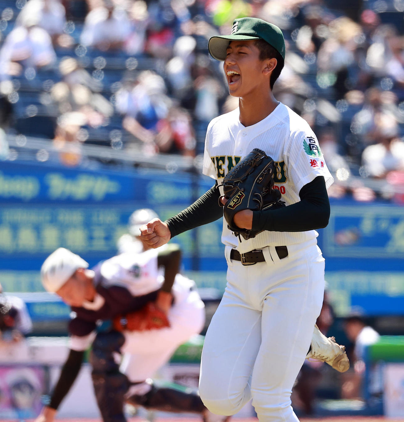 木更津総合対専大松戸　1回表木更津総合の攻撃を抑えた専大松戸の深沢は雄たけびを上げる（撮影・浅見桂子）
