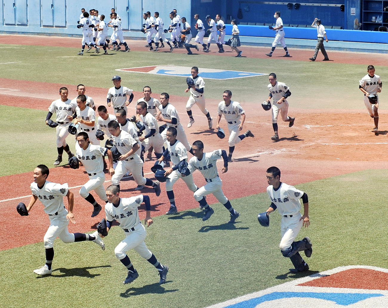 公立校対決を制した仙台三ナインは笑顔で応援席に向かう