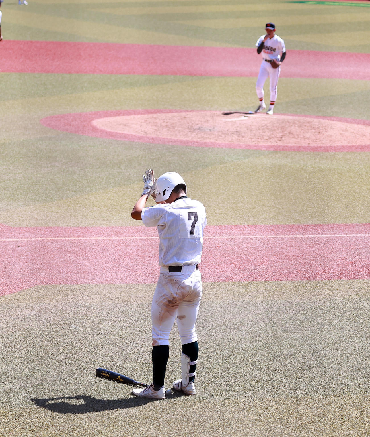 木更津総合対専大松戸　13回裏専大松戸無死満塁、打席に入る前、両手を合わせて天に祈る吉岡。投手神子（撮影・浅見桂子）