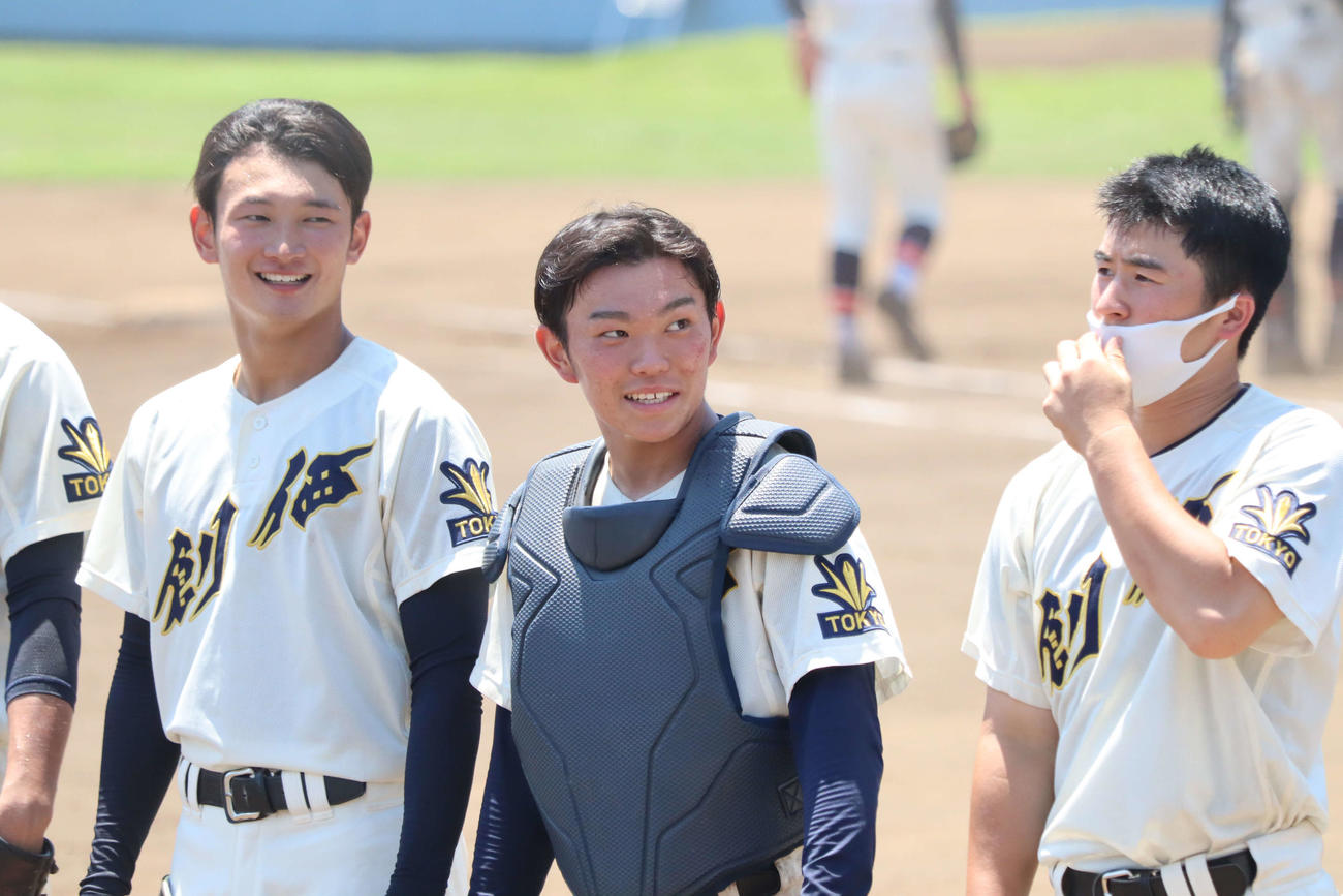 法政対創価　試合後笑顔をみせる創価・小松稜平主将（中央）（撮影・阿部泰斉）