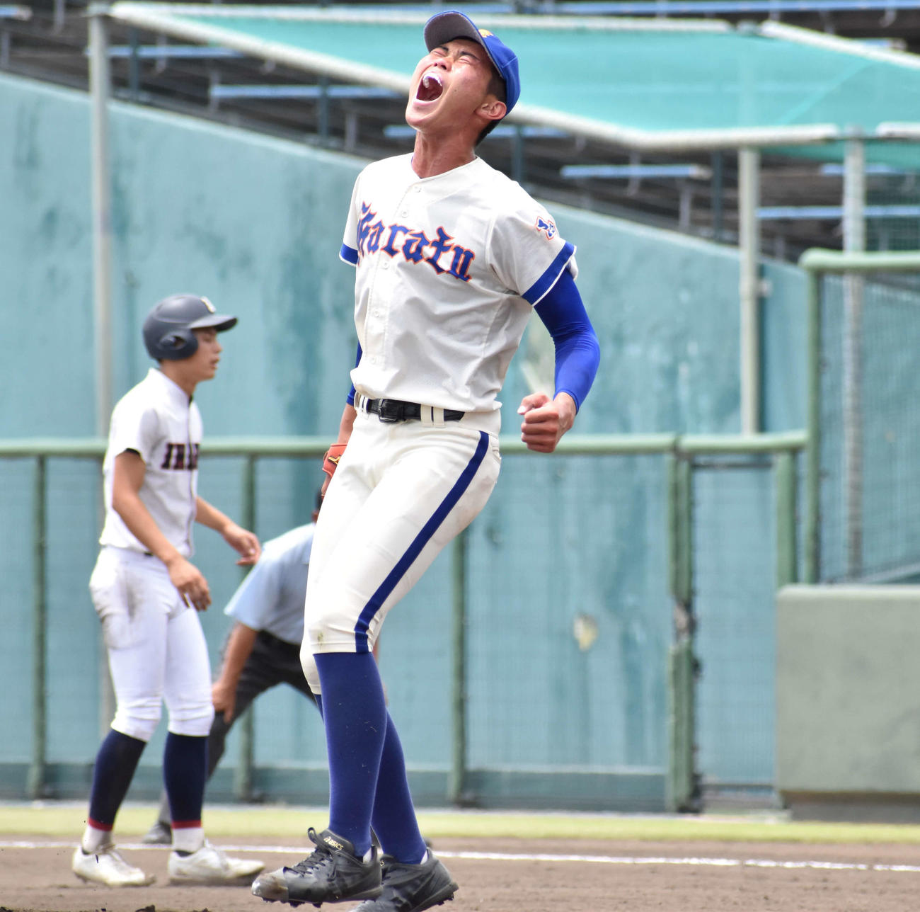 唐津商対伊万里　2番手で登板した唐津商・原は、最終打者を打ち取りガッツポーズ（撮影・只松憲）