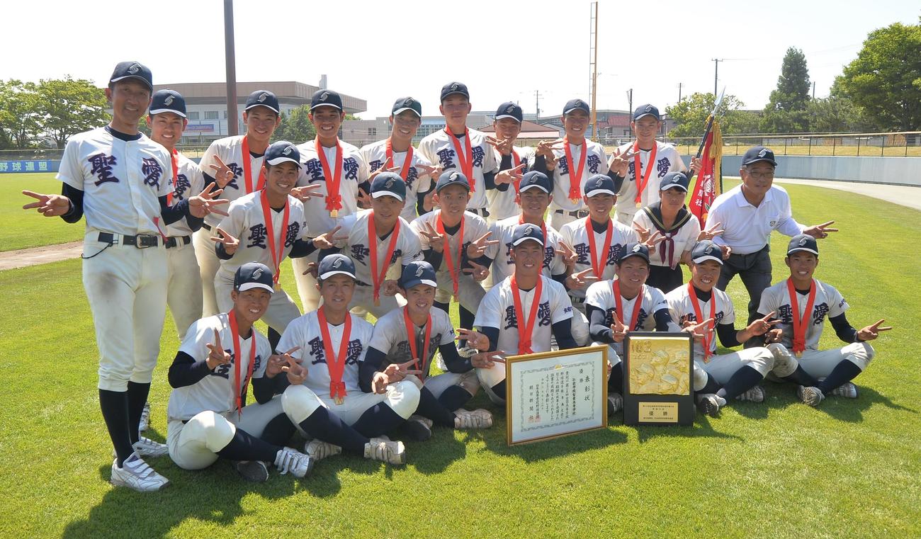 8年ぶり2度目の優勝を飾り、笑顔を見せる弘前学院聖愛ナイン（撮影・佐藤究）