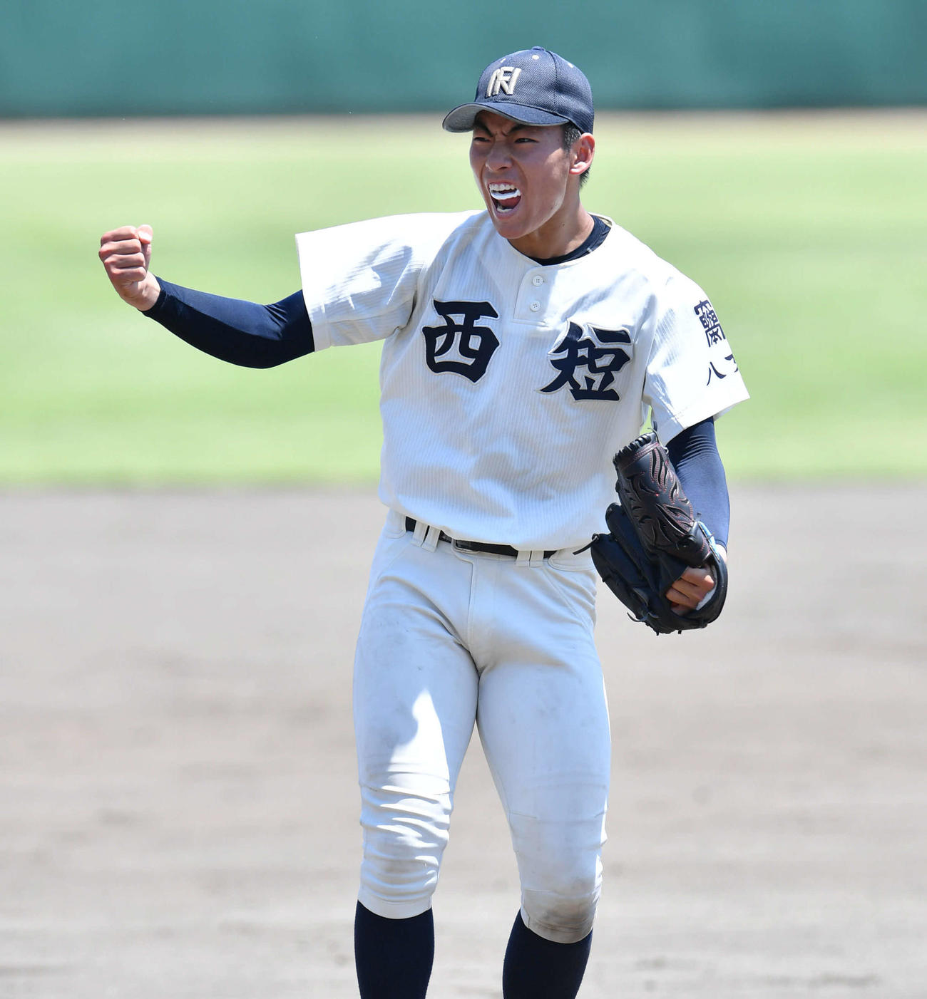 真颯館対西日本短大付　9回表真颯館2死、完封勝利で優勝を決め、マウンドでほえる西日本短大付・大嶋柊（撮影・岩下翔太）