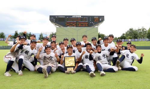 富士学苑対日本航空 富士学苑対日本航空 優勝し喜ぶ日本航空の選手たち(撮影・鈴木正人)