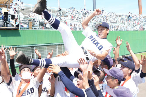 ナインから胴上げされる三重・沖田展男監督(撮影・森本幸一)