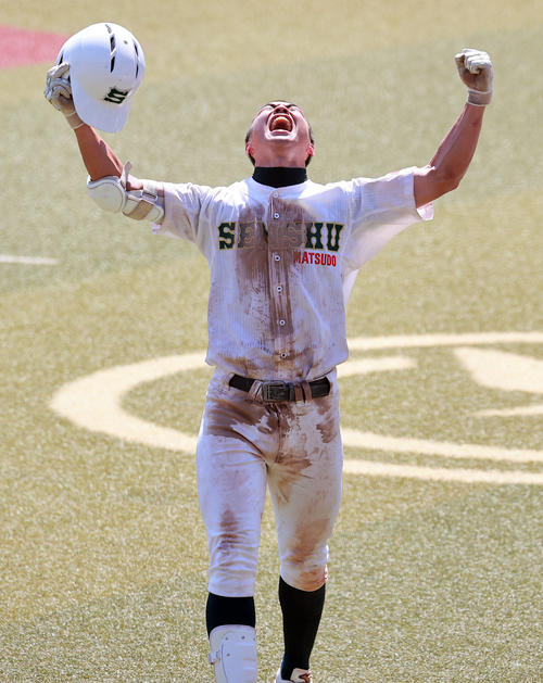 木更津総合対専大松戸 13回裏専大松戸無死満塁、吉岡はサヨナラ満塁本塁打を放ち、雄たけびを上げてガッツポーズ(撮影・浅見桂子)