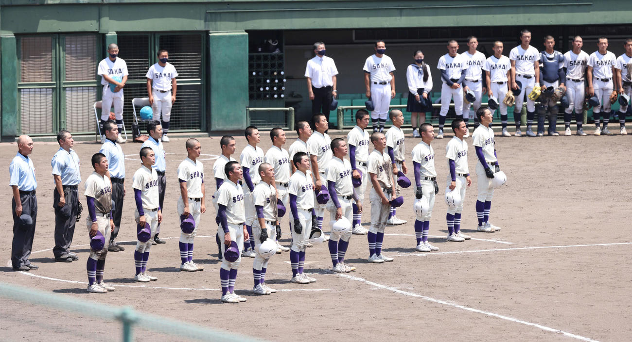 高校野球鳥取県大会　米子松蔭対境　校歌を歌う米子松蔭ナイン。前列左は西村虎之助主将（撮影・加藤孝規）