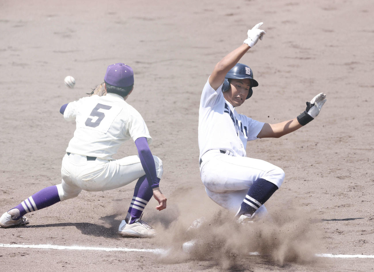 高校野球鳥取県大会　米子松蔭対境　4回表境2死三塁、梶谷欧緒介は先制中越え三塁打を放つ（撮影・加藤孝規）