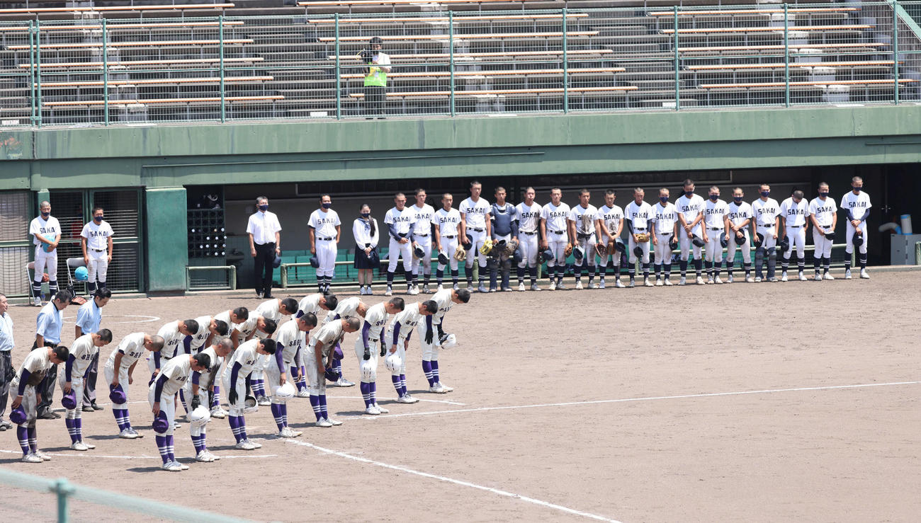 高校野球鳥取県大会　米子松蔭対境　校歌を歌った米子松蔭ナインと整列する境ナイン（奥）（撮影・加藤孝規）