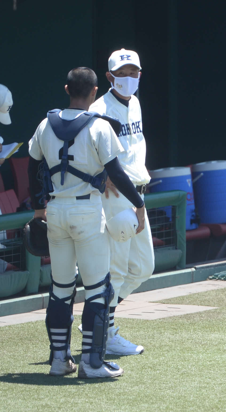 登美丘対興国　初回の守備を終え、山下健信主将と話す喜多隆志監督（右）（撮影・岡崎空日南太）