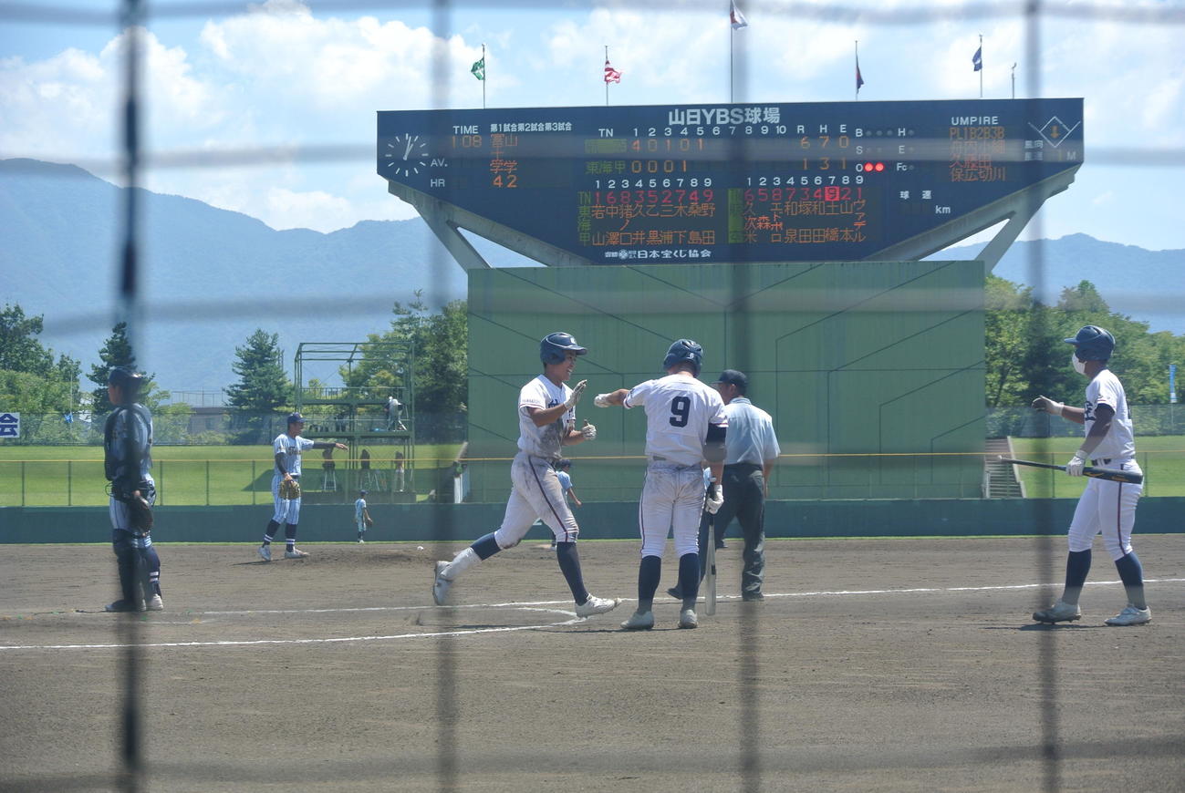 日本航空の6番和田航弥内野手（3年）は5回、2死から左翼へこの試合2打席連発となるソロを放つ（撮影・井上真）