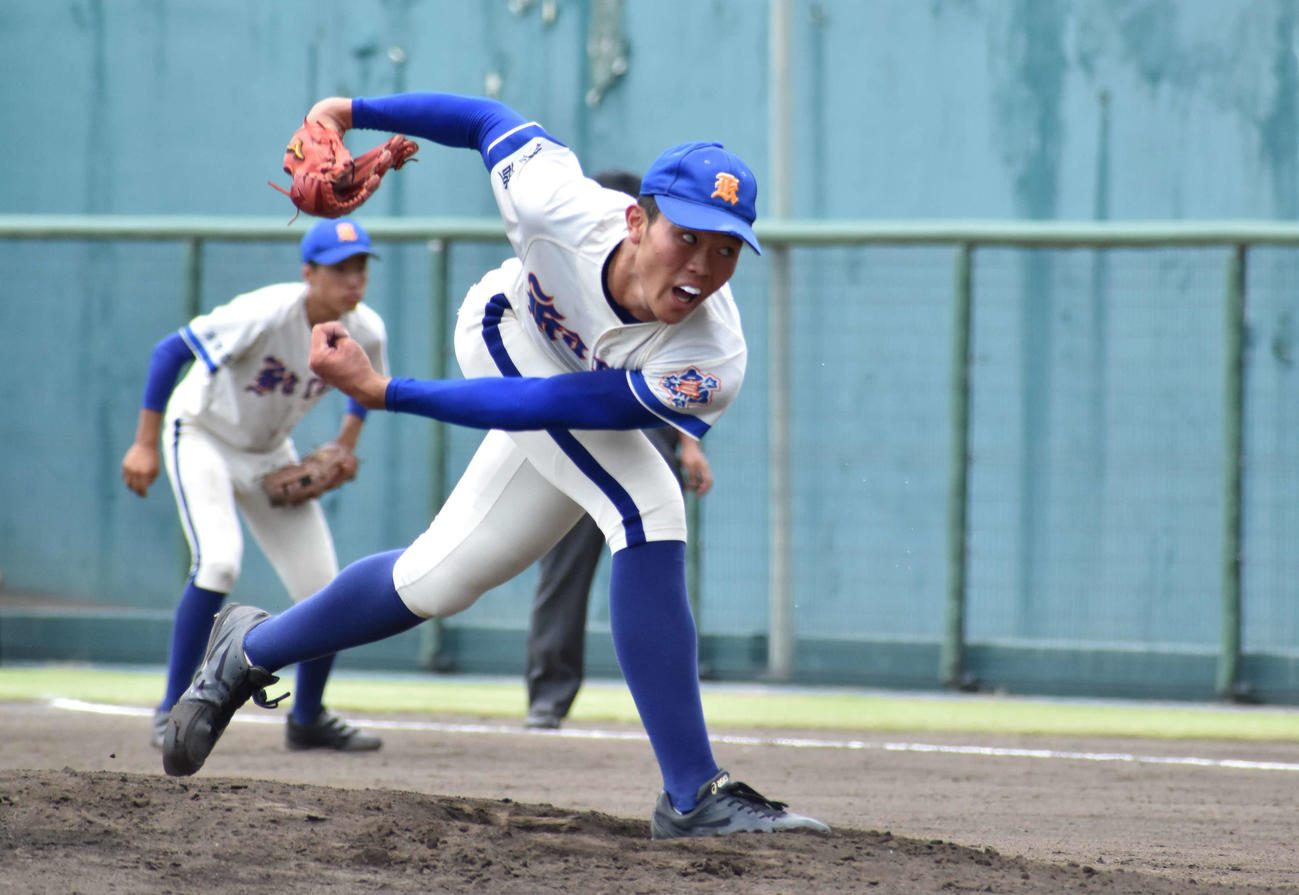 唐津商対伊万里　2番手で登板し、力投する唐津商・原（撮影・只松憲）