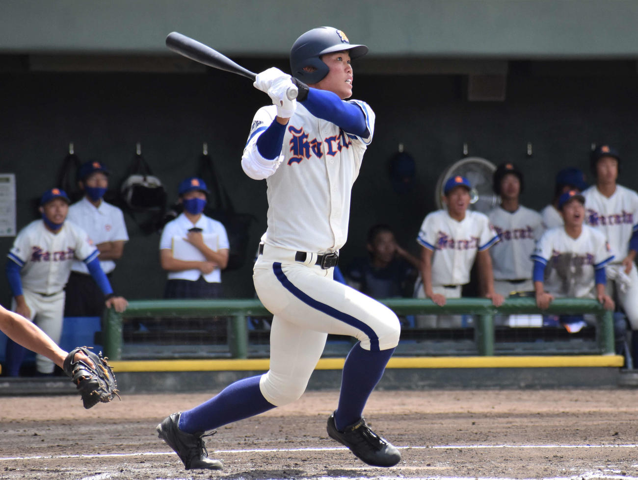 唐津商対伊万里　4回無死走者なし、右翼へ勝ち越し本塁打を放つ唐津商・原（撮影・只松憲）