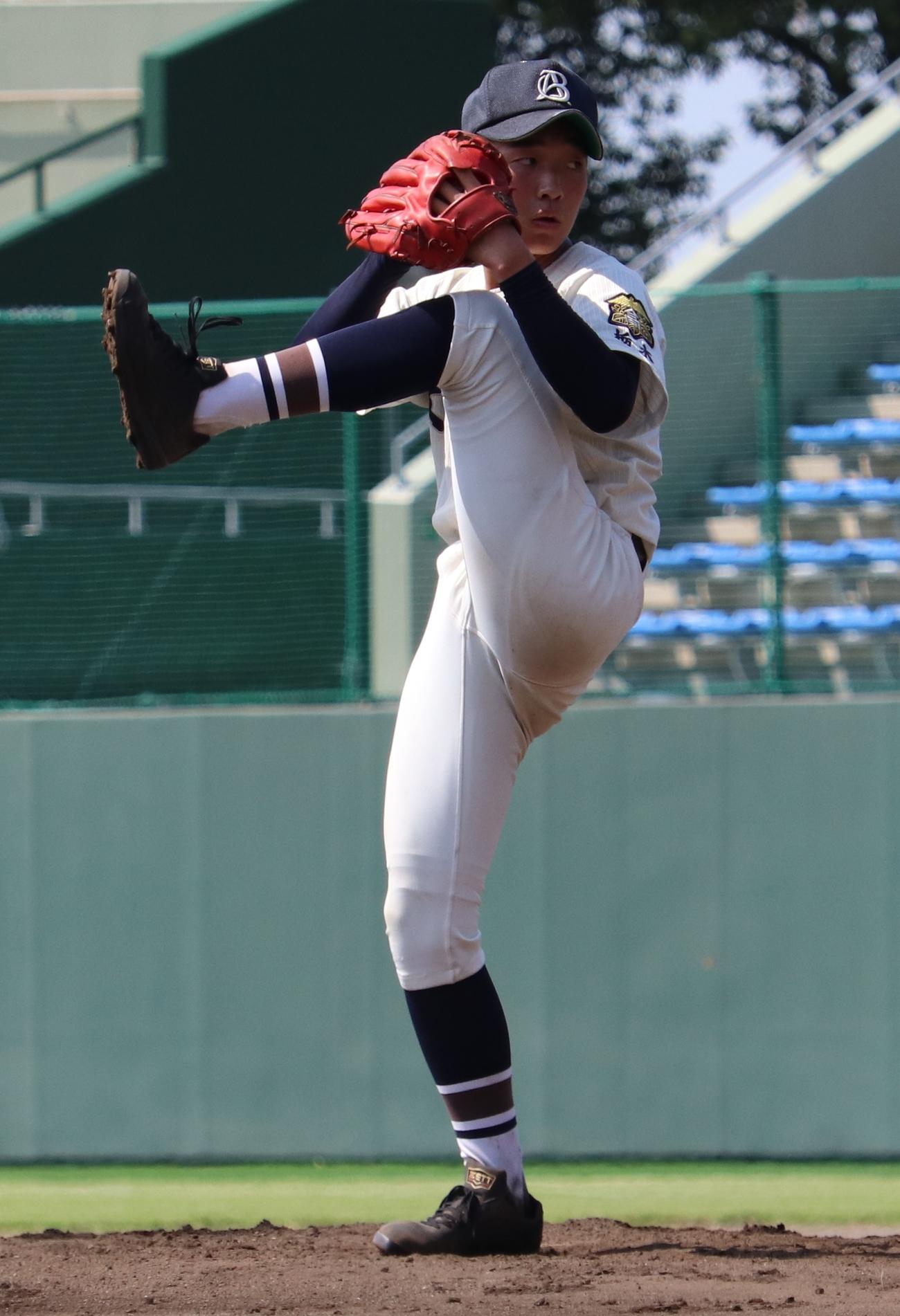 今大会初登板初先発で8回1／3、4安打無失点に抑えた文星芸大付・入江（撮影・古川真弥）