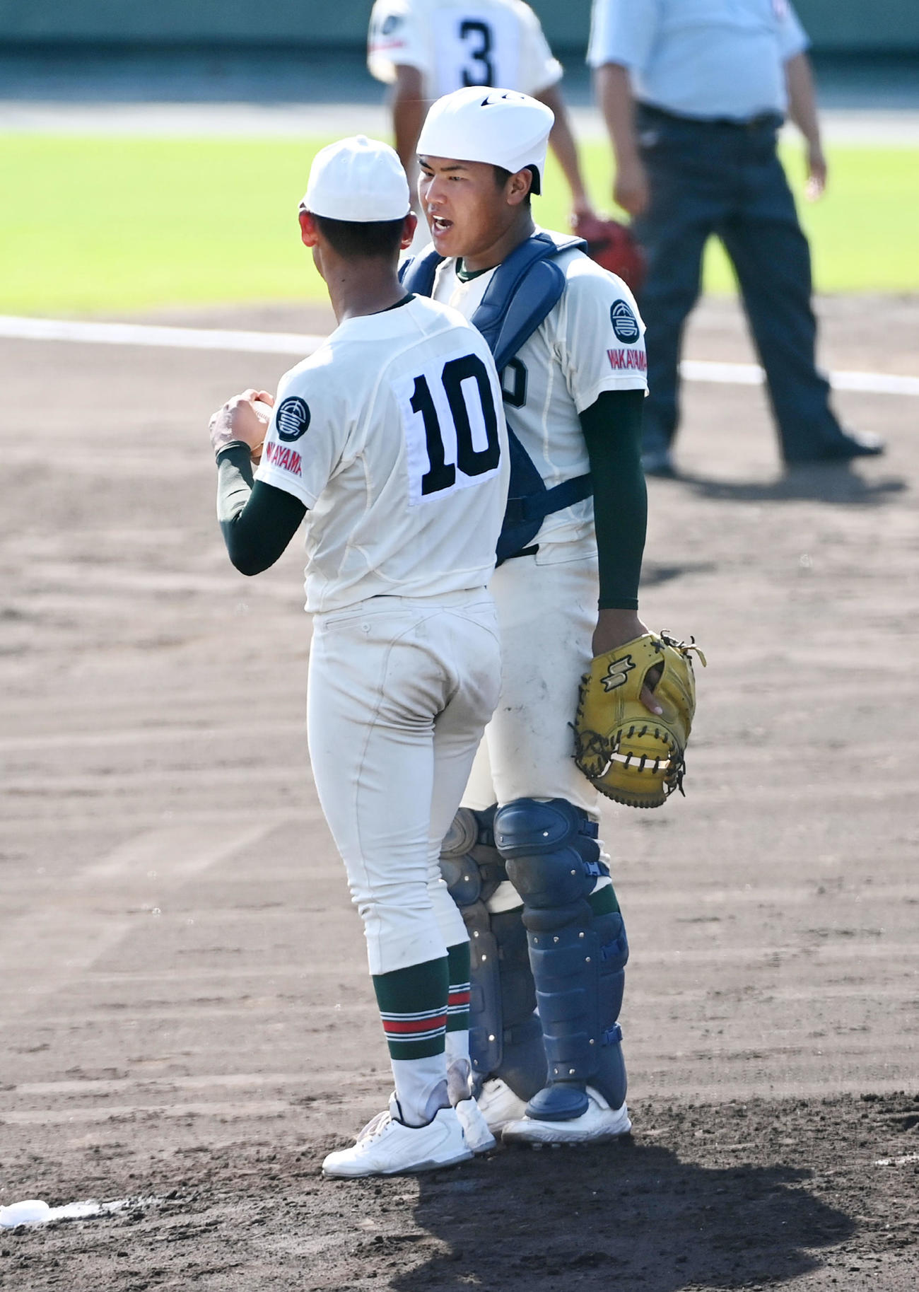 市和歌山対田辺工　5回、米田（左）にアドバイスをする松川（撮影・前岡正明）