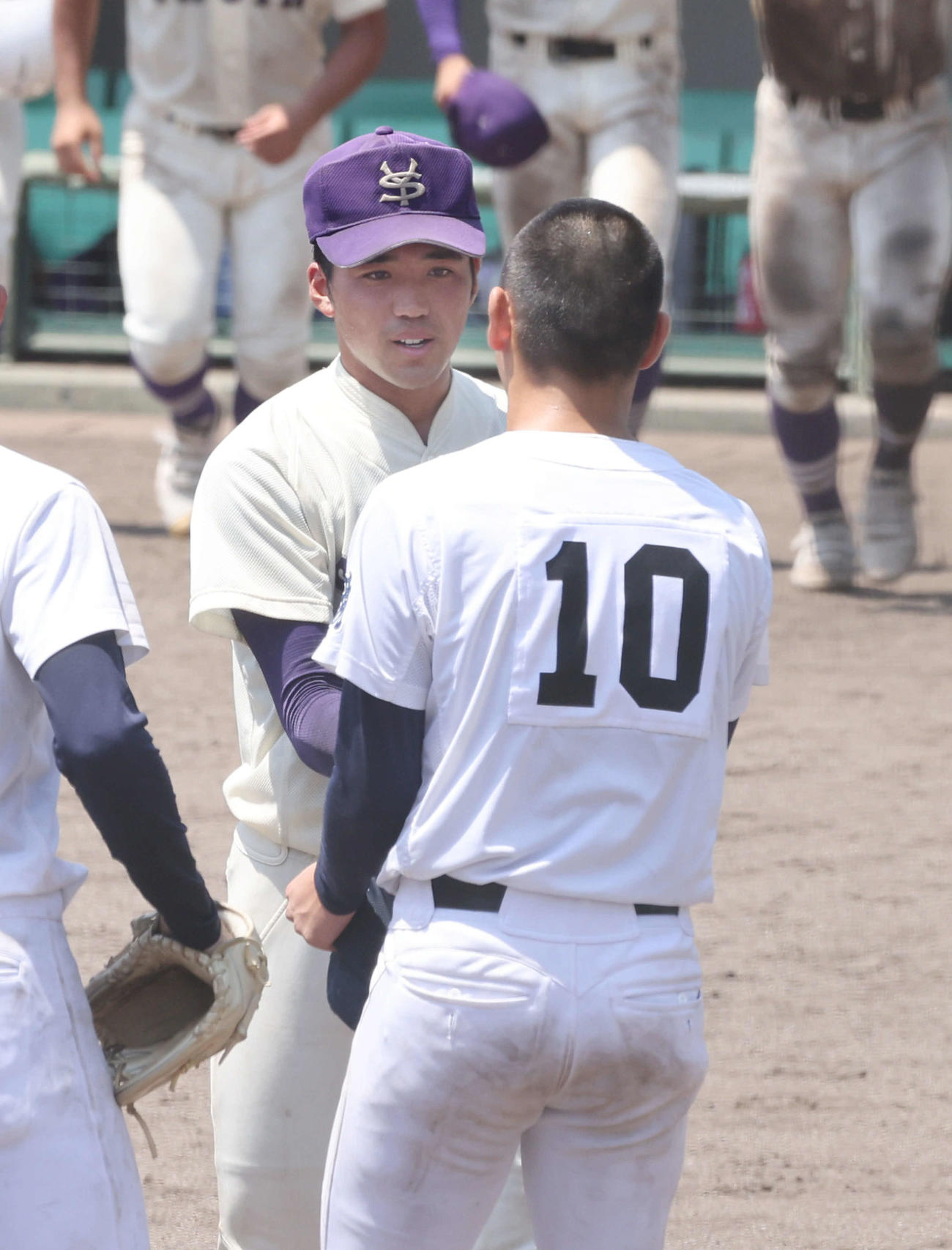 高校野球鳥取県大会　米子松蔭対境　境の井上翔太主将と握手する米子松蔭の西村虎之助主将（左）（撮影・加藤孝規）