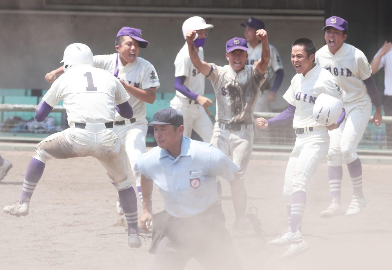 高校野球鳥取県大会　米子松蔭対境　9回裏米子松蔭2死満塁、小野陽一朗のサヨナラ打で二走の山崎泰輝が生還。大喜びの米子松蔭ナイン（撮影・加藤孝規）