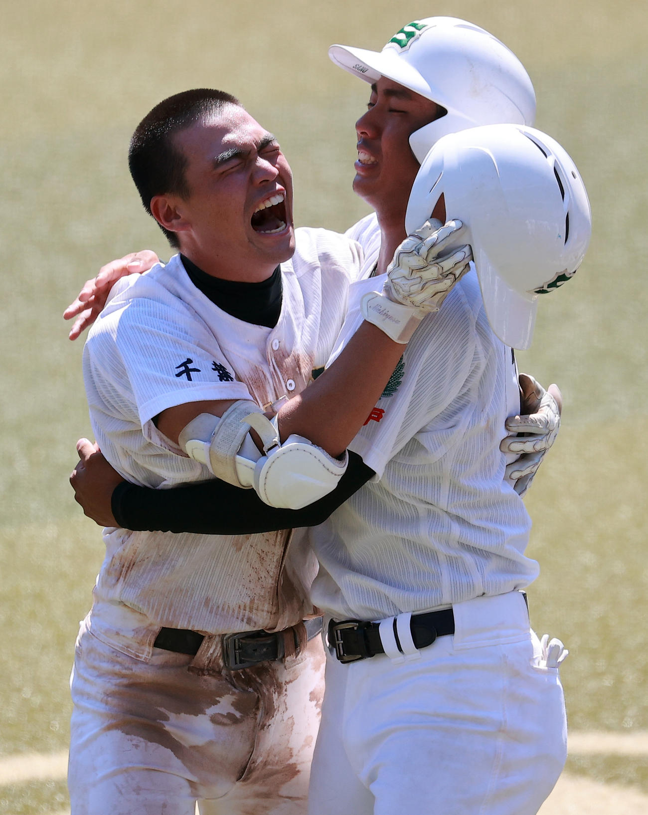 木更津総合対専大松戸　13回裏専大松戸無死満塁、吉岡（左）はサヨナラ満塁本塁打を放ち、雄たけびを上げて佐野と抱き合う（撮影・浅見桂子）