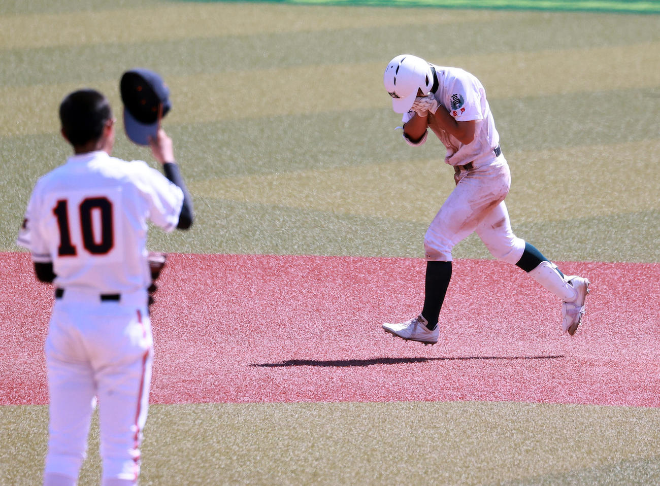 木更津総合対専大松戸　13回裏専大松戸無死満塁、吉岡（右）はサヨナラ満塁本塁打を放ち、涙で顔を覆いながら二塁を回る。手前は神子（撮影・浅見桂子）
