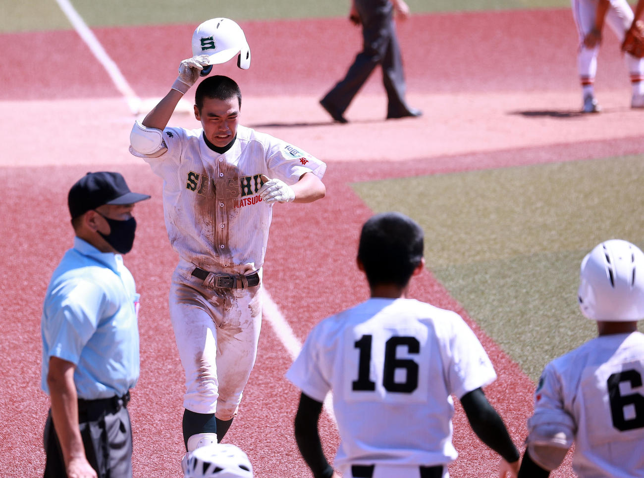 木更津総合対専大松戸　13回裏専大松戸無死満塁、吉岡（奥）はサヨナラ満塁本塁打を放ち、男泣きしながらナインの待つホームに向かう（撮影・浅見桂子）
