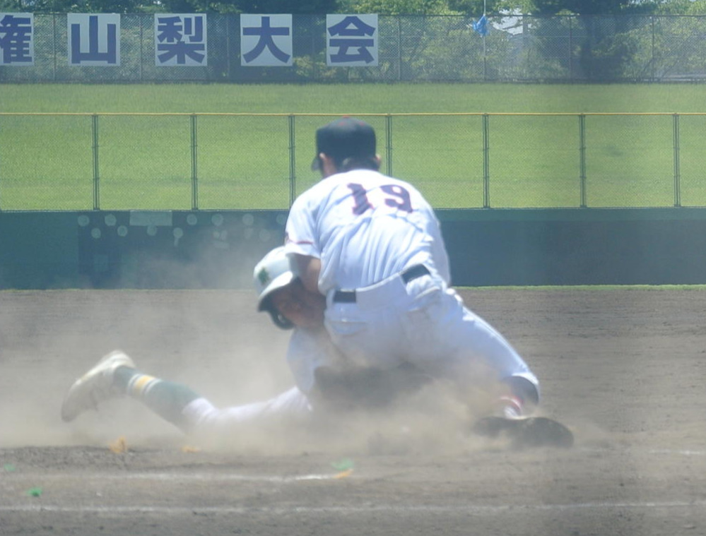 富士学苑は9回表、1死一、二塁、打者椚原の4球目が暴投となり、二塁走者白須は一気にホームをつく（撮影・井上真）