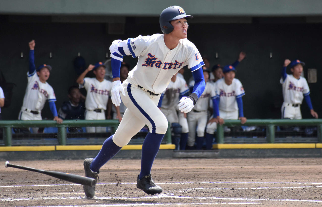 伊万里対唐津商　4回、右越え勝ち越し本塁打を放つ唐津商・原（撮影・只松憲）
