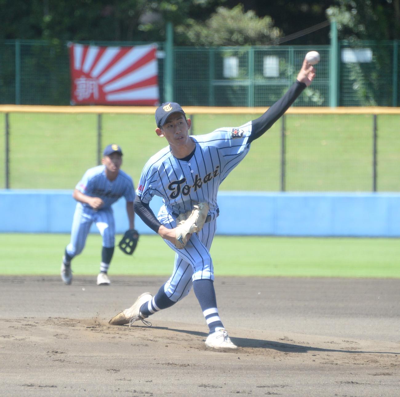 東海大相模対藤嶺藤沢　力投する東海大相模先発の石田（撮影・鈴木正章）
