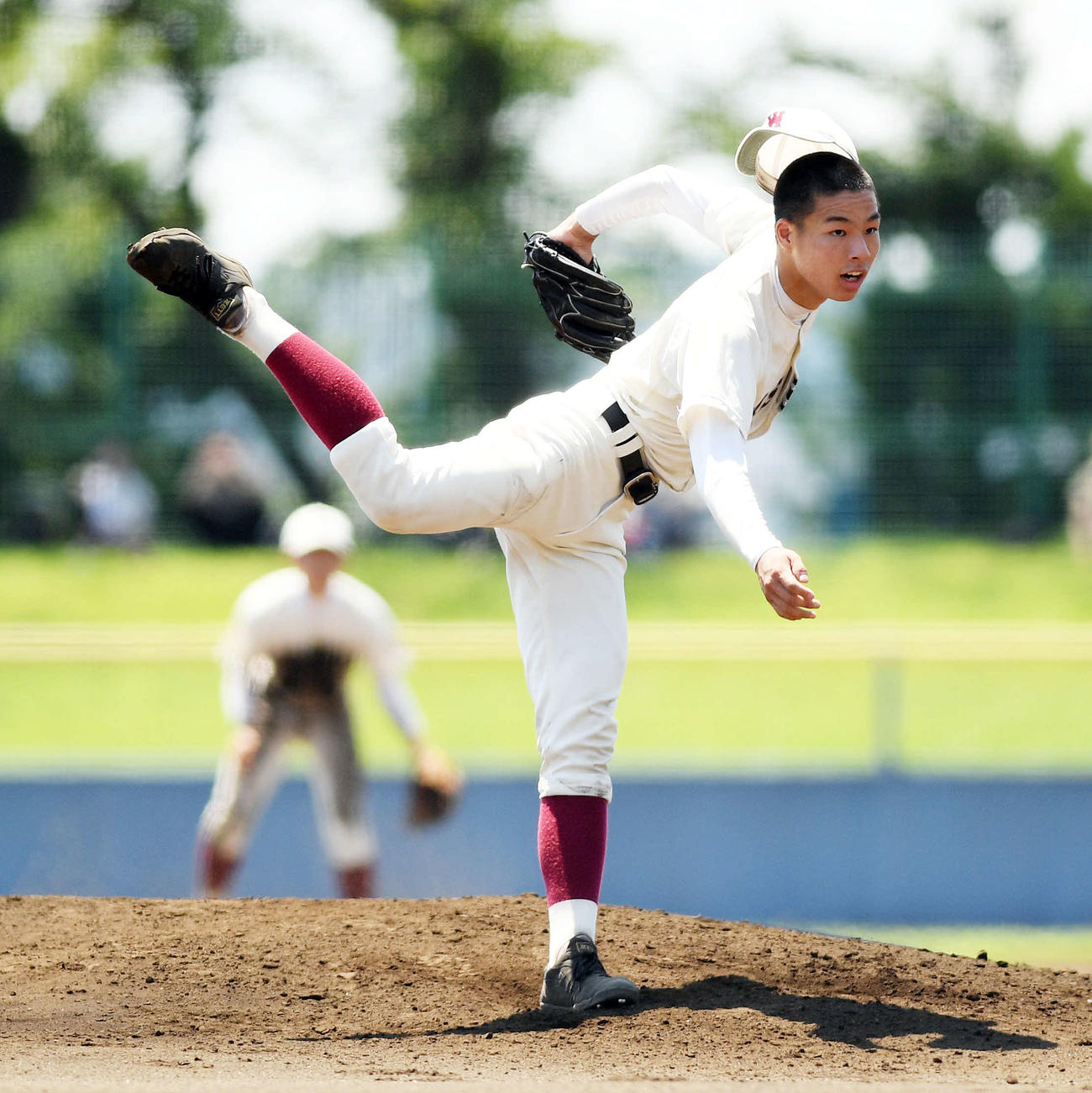 福生対早実　帽子を飛ばし力投する早実先発の田和（撮影・滝沢徹郎）